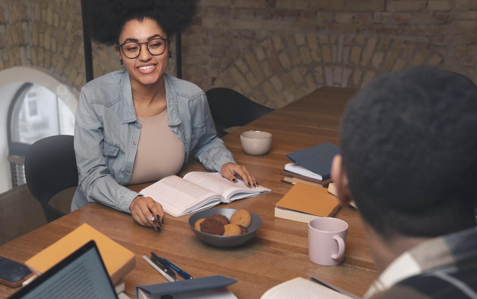 Proceso creativo de escritura con notas y borradores sobre mesa de trabajo
