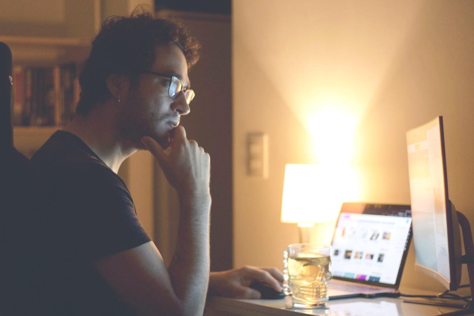 Escritor trabajando en su relato con técnicas de narrativa emocional