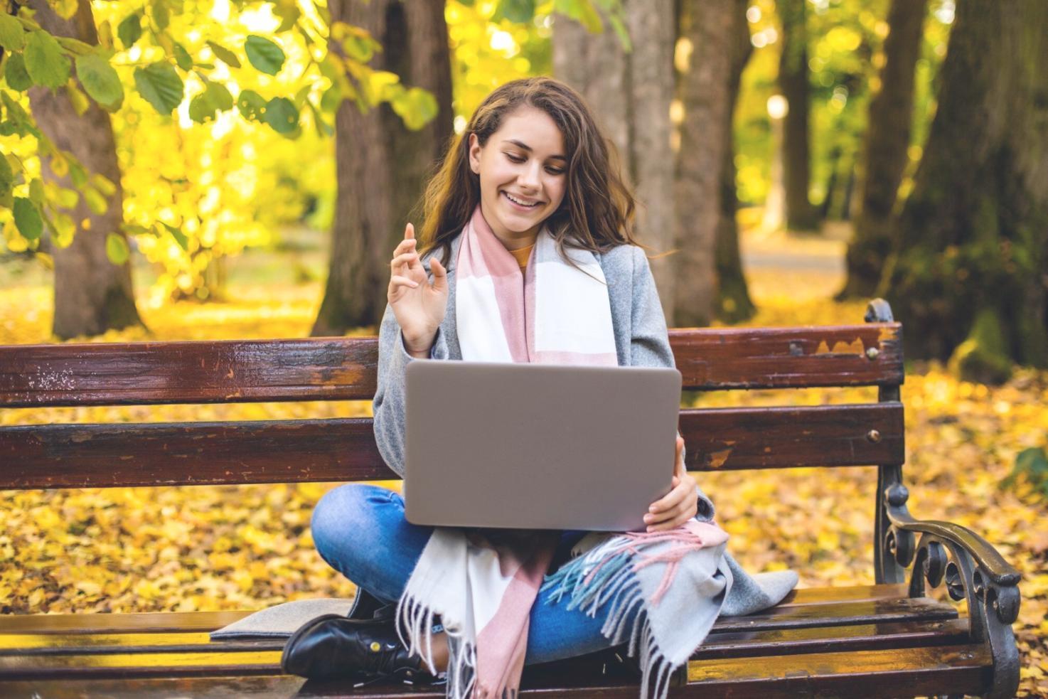 Estudiante recibiendo feedback personalizado sobre su relato creativo
